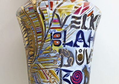 Sloupová váza „Tutanchamon a hieroglyfy“